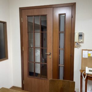 福津市の住宅に室内ドア修繕工事を行わせていただきました。タツケン ‐ハウスデザイン‐