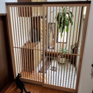 古賀市の住宅でネコちゃん脱走防止格子戸を新設させて頂きました。タツケン-ハウスデザイン-